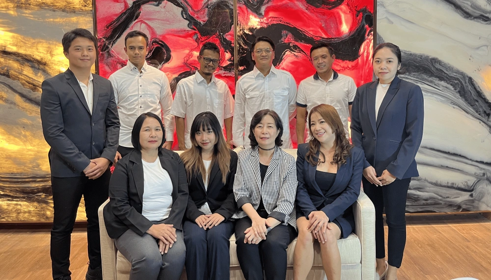 Tim Elite Home Creations sedang berdiskusi proyek